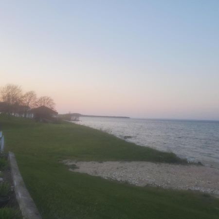 Bayview Lakefront Inn Saint Ignace Exteriör bild