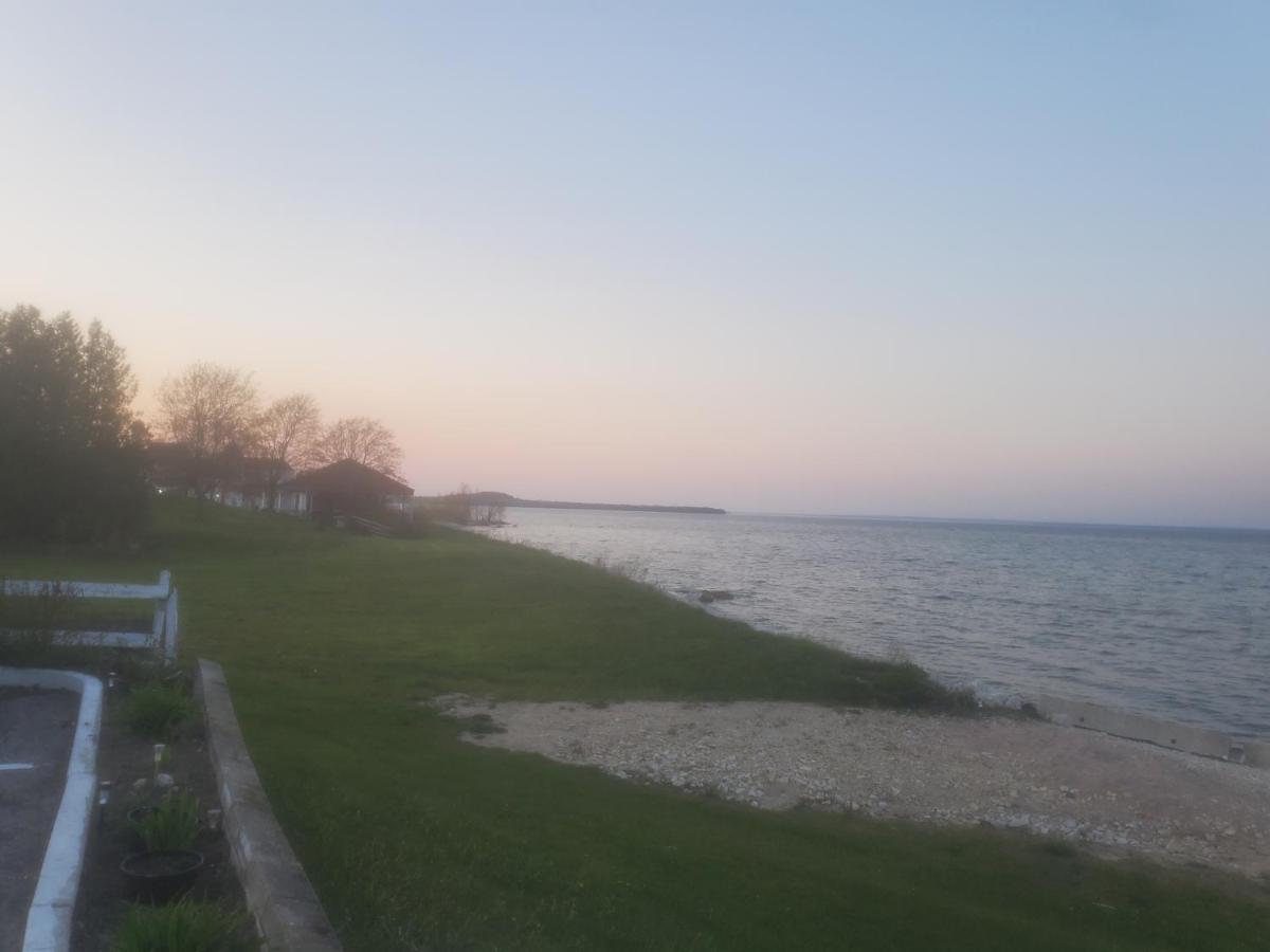 Bayview Lakefront Inn Saint Ignace Exteriör bild