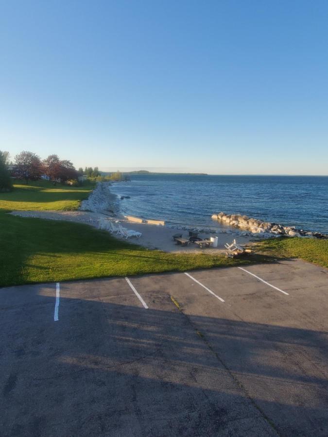 Bayview Lakefront Inn Saint Ignace Exteriör bild