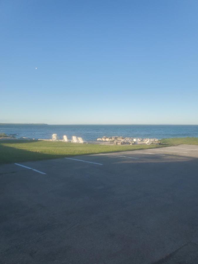 Bayview Lakefront Inn Saint Ignace Exteriör bild